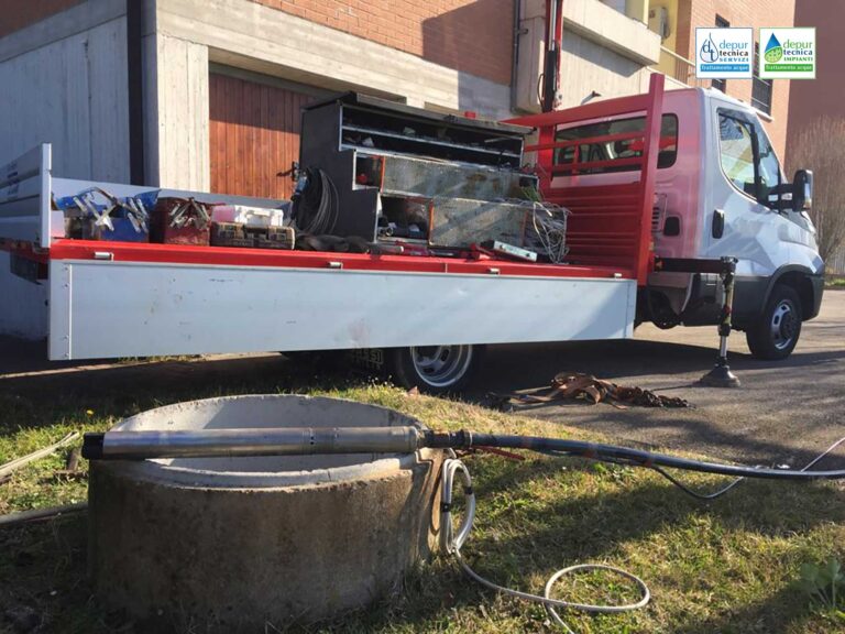 Camion gru con attrezzatura per estrazione pompa sommersa in avaria e relativa tubazione