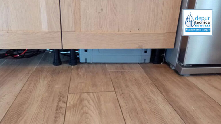 Impianto HDO Osmosi Inversa Installato Sotto lo Zoccolo della Cucina | DEPURTECNICA