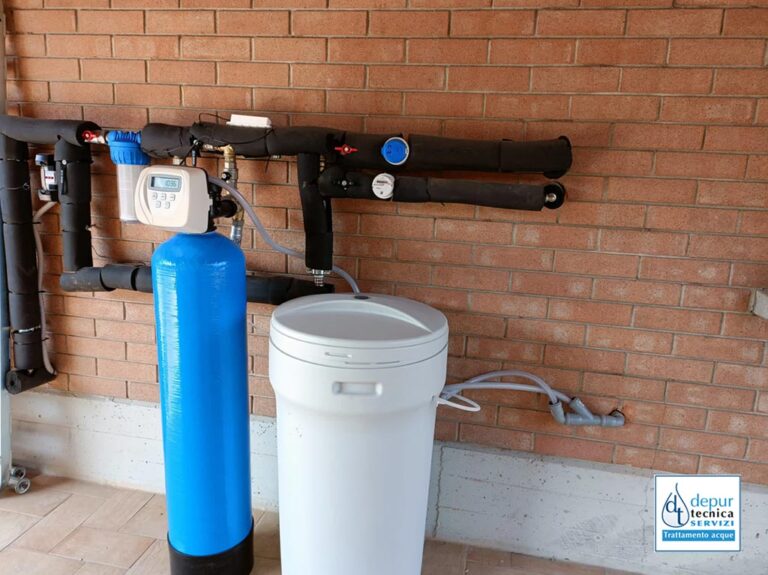 Perchè il calcare incrosta tubi e rubinetti delle nostre case?

L’acqua può essere più o meno dura a seconda dei minerali che trova durante il suo percorso prima di arrivare ai nostri rubinetti di casa. Le rocce calcaree presenti alla fonte e lungo il percorso dell’acqua possono infatti renderla ricca di sali di calcio e magnesio. Un’acqua ricca di calcare è dannosa per tubature, rubinetti ed elettrodomestici. Ma perchè? A temperature elevate, in seguito ad una reazione chimica, il calcare contenuto nell’acqua si deposita nei rubinetti e lungo le tubature cristallizzandosi. 
Un esempio? Se proviamo a mettere in una pentola dell’acqua dura e la portiamo ad ebollizione, vedremo formarsi una patina bianca sui bordi. Quella patina è proprio il calcare che, a causa delle temperature elevate, si deposita. Se ripetessimo questo esperimento per tante volte e sempre con la stessa pentola vedremmo formarsi uno strato sempre più spesso di calcare. Questo è ciò che succede quotidianamente alle nostre lavatrici, lavastoviglie, caldaie e ferri da stiro per non parlare delle tubature. 
Come prevenire le incrostazioni di calcare?
Gli addolcitori sono la soluzione a questo problema perchè bloccano il calcare prima che raggiunga l’impianto di casa nostra. 
Il funzionamento di un addolcitore è semplicissimo: l’acqua da trattare viene fatta passare attraverso particolari resine in modo che i sali di calcio e magnesio in essa contenuti vengano trasformati in sali di sodio. L’acqua in uscita sarà così addolcita e innocua per i nostri impianti idraulici ed elettrodomestici.