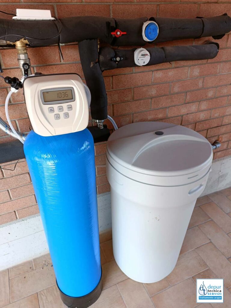 Perchè il calcare incrosta tubi e rubinetti delle nostre case?

L’acqua può essere più o meno dura a seconda dei minerali che trova durante il suo percorso prima di arrivare ai nostri rubinetti di casa. Le rocce calcaree presenti alla fonte e lungo il percorso dell’acqua possono infatti renderla ricca di sali di calcio e magnesio. Un’acqua ricca di calcare è dannosa per tubature, rubinetti ed elettrodomestici. Ma perchè? A temperature elevate, in seguito ad una reazione chimica, il calcare contenuto nell’acqua si deposita nei rubinetti e lungo le tubature cristallizzandosi. 
Un esempio? Se proviamo a mettere in una pentola dell’acqua dura e la portiamo ad ebollizione, vedremo formarsi una patina bianca sui bordi. Quella patina è proprio il calcare che, a causa delle temperature elevate, si deposita. Se ripetessimo questo esperimento per tante volte e sempre con la stessa pentola vedremmo formarsi uno strato sempre più spesso di calcare. Questo è ciò che succede quotidianamente alle nostre lavatrici, lavastoviglie, caldaie e ferri da stiro per non parlare delle tubature. 
Come prevenire le incrostazioni di calcare?
Gli addolcitori sono la soluzione a questo problema perchè bloccano il calcare prima che raggiunga l’impianto di casa nostra. 
Il funzionamento di un addolcitore è semplicissimo: l’acqua da trattare viene fatta passare attraverso particolari resine in modo che i sali di calcio e magnesio in essa contenuti vengano trasformati in sali di sodio. L’acqua in uscita sarà così addolcita e innocua per i nostri impianti idraulici ed elettrodomestici.