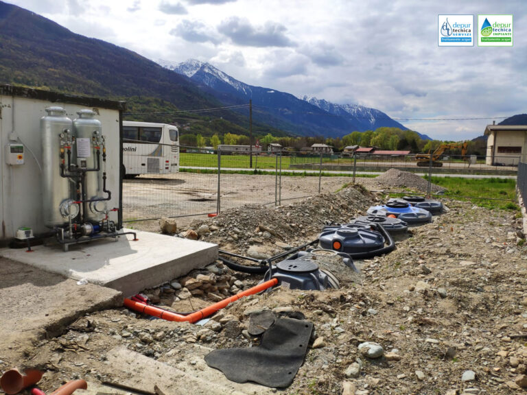 Impianto di depurazione acque di scarico provenienti dal lavaggio dei pullman. 
Le acque di scarico sono ricche di sostanze organiche e nocive, come idrocarburi e metalli, per questo devono essere depurate prima del riutilizzo. 
Depurtecnica ha installato un sistema di depurazione presso un’officina di riparazione e lavaggio di autobus, a Sondrio in Lomabardia. L’acqua proveniente dalla piazzola di lavaggio dei pullman viene depurata da sabbia e sostanze oleose e successivamente riciclata e utilizzata per un nuovo lavaggio, consentendo un notevole risparmio sui costi.