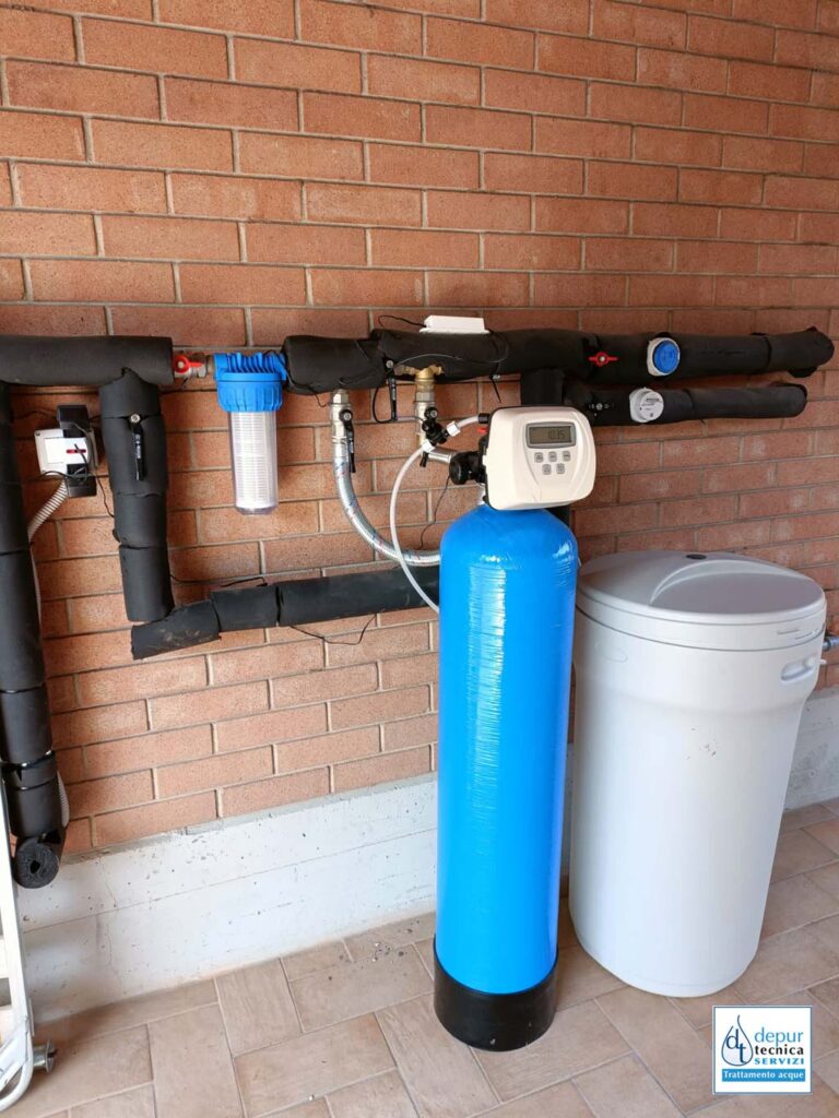 Perchè il calcare incrosta tubi e rubinetti delle nostre case?

L’acqua può essere più o meno dura a seconda dei minerali che trova durante il suo percorso prima di arrivare ai nostri rubinetti di casa. Le rocce calcaree presenti alla fonte e lungo il percorso dell’acqua possono infatti renderla ricca di sali di calcio e magnesio. Un’acqua ricca di calcare è dannosa per tubature, rubinetti ed elettrodomestici. Ma perchè? A temperature elevate, in seguito ad una reazione chimica, il calcare contenuto nell’acqua si deposita nei rubinetti e lungo le tubature cristallizzandosi. 
Un esempio? Se proviamo a mettere in una pentola dell’acqua dura e la portiamo ad ebollizione, vedremo formarsi una patina bianca sui bordi. Quella patina è proprio il calcare che, a causa delle temperature elevate, si deposita. Se ripetessimo questo esperimento per tante volte e sempre con la stessa pentola vedremmo formarsi uno strato sempre più spesso di calcare. Questo è ciò che succede quotidianamente alle nostre lavatrici, lavastoviglie, caldaie e ferri da stiro per non parlare delle tubature. 
Come prevenire le incrostazioni di calcare?
Gli addolcitori sono la soluzione a questo problema perchè bloccano il calcare prima che raggiunga l’impianto di casa nostra. 
Il funzionamento di un addolcitore è semplicissimo: l’acqua da trattare viene fatta passare attraverso particolari resine in modo che i sali di calcio e magnesio in essa contenuti vengano trasformati in sali di sodio. L’acqua in uscita sarà così addolcita e innocua per i nostri impianti idraulici ed elettrodomestici.