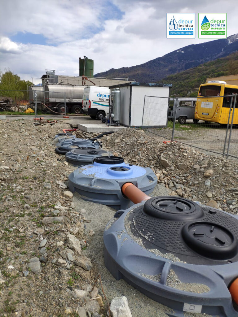 Impianto di depurazione acque di scarico provenienti dal lavaggio dei pullman. 
Le acque di scarico sono ricche di sostanze organiche e nocive, come idrocarburi e metalli, per questo devono essere depurate prima del riutilizzo. 
Depurtecnica ha installato un sistema di depurazione presso un’officina di riparazione e lavaggio di autobus, a Sondrio in Lomabardia. L’acqua proveniente dalla piazzola di lavaggio dei pullman viene depurata da sabbia e sostanze oleose e successivamente riciclata e utilizzata per un nuovo lavaggio, consentendo un notevole risparmio sui costi.