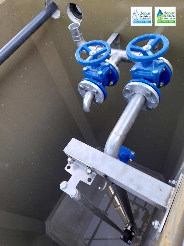 Dettaglio Vasca di equalizzazione – allestimento con pompa con tubazione di mandata in acciaio inox AISI 304 completa di valvola di non ritorno, valvola a saracinesca e valvola di regolazione di portata | DEPURTECNICA