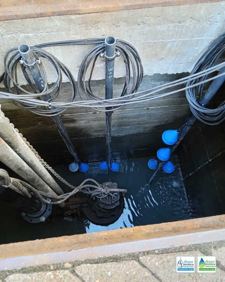 Intervento presso il Tribunale di Reggio Emilia, sostituzione di due galleggianti per le pompe di sollevamento acque chiare e sostituzione delle tubazioni di mandata in ferro con tubazioni in PVC.