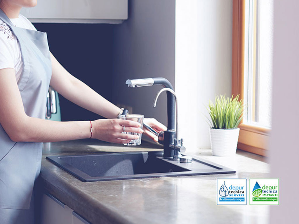 Meglio acqua in bottiglia o osmosi inversa? Cosa valutare prima di scegliere | DEPURTECNICA Meglio acqua in bottiglia o osmosi inversa? Cosa valutare prima di scegliere | DEPURTECNICA